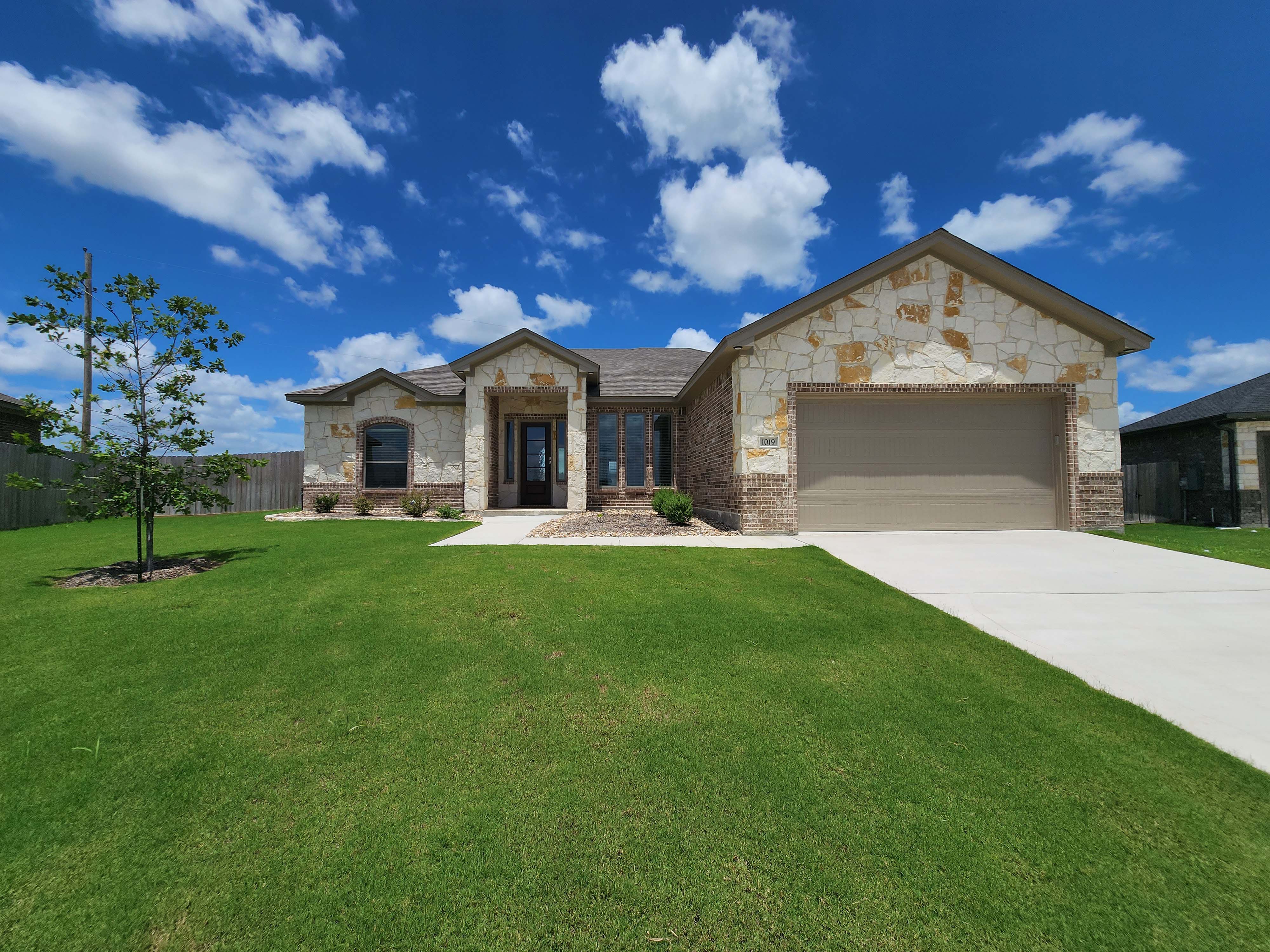 1019 Alice, Temple, TX 76502 — Luxor plan by Carothers Executive Homes in Hartrick Valley, Temple, Texas